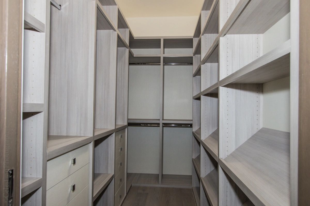 Walk-in closet layout
